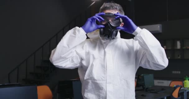 Dekontaminační personál odstraňuje masku obličeje - Záběry, video
