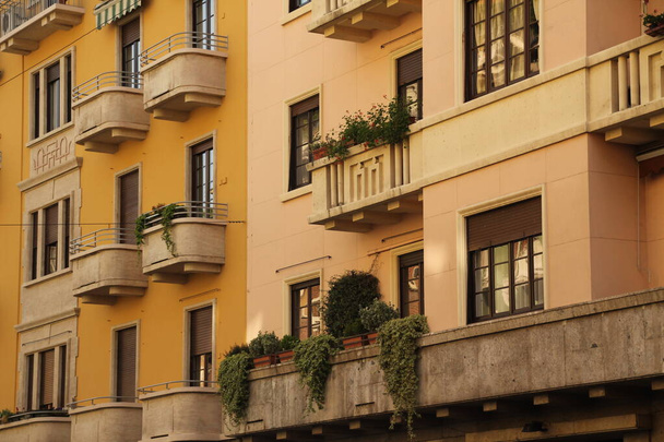 Património arquitectónico na cidade velha de Milão
 - Foto, Imagem