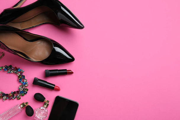 Composición plana con zapatos elegantes y lápices labiales sobre fondo rosa. Espacio para texto
 - Foto, Imagen