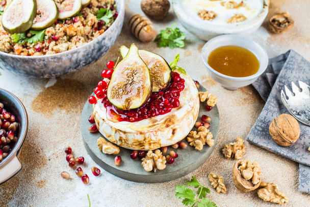 close-up view of delicious scone with figs and pomegranate seeds   - Foto, imagen