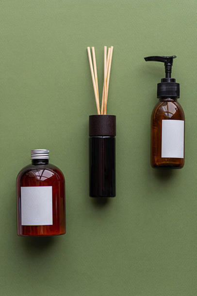 Mock up with brown cosmetic dispenser. Organic treatment concept. Beauty blogging, salon treatment concept, minimalism brand packaging mock up. Aromatherapy - Foto, Imagem