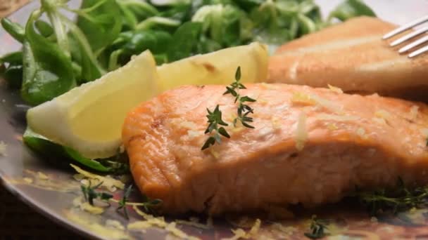 鮭の切り身をレモンで閉じる - 映像、動画