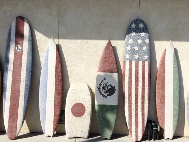 Серфінг з американським та мексиканським прапором на пляжному сонячному дні. - Фото, зображення