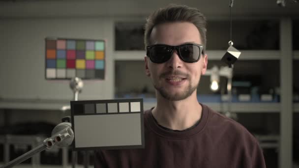 Vidéo équilibrée par ColorChecker. Homme testant caméra de film professionnel. ColorChecker Échelle de gris, Classic Card et Spidercube. Il aide à assurer un équilibre précis des couleurs. MONSTRO ROUGE, Objectif 32 mm
 - Séquence, vidéo