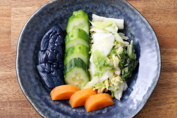 Ιαπωνικό παραδοσιακό φαγητό, Λαχανικά αλάτι τουρσί tsukemono σε ένα πιάτο  - Φωτογραφία, εικόνα