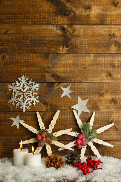 Χριστούγεννα σύνθεσης με νιφάδες χιονιού σε ξύλινα φόντο - Φωτογραφία, εικόνα
