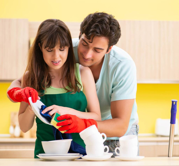 Jeune couple travaillant à la cuisine - Photo, image