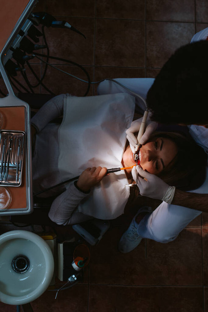 Vista dall'alto del volto di una bella giovane donna su una sedia in uno studio dentistico
 - Foto, immagini