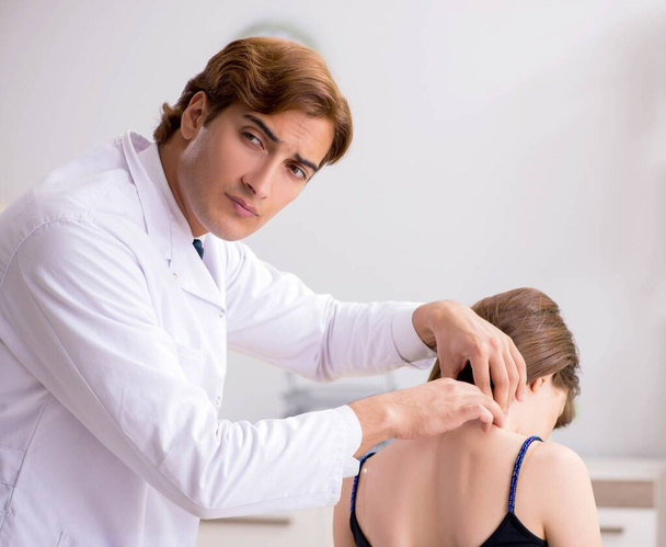 Weibliche Patientin besucht junge hübsche Ärztin Chiropraktikerin - Foto, Bild