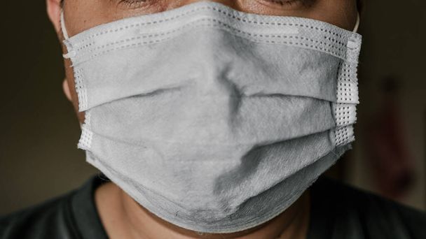 Las personas que usan máscaras para protegerse contra el coronavirus o el covid-19 lo hacen caro y caro
. - Foto, Imagen