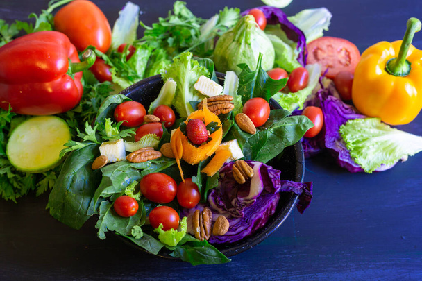 Zöld saláta édes paradicsommal, élénk színek a megfelelő embereknek és akik tápláló ételeket esznek - Fotó, kép