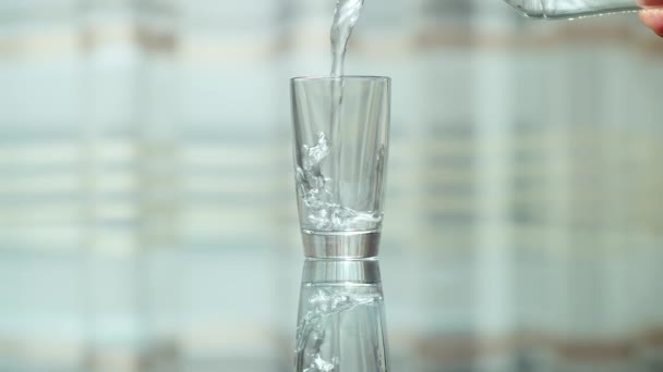 Склянку на скляному столі, поливаючи горілкою
 - Кадри, відео