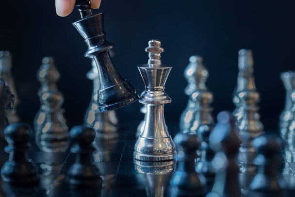 王は、暗い背景にチェス セットアップの騎士。成功のためのリーダーとチームワークの概念。チェスの概念は王を保存し、戦略を保存. - 写真・画像