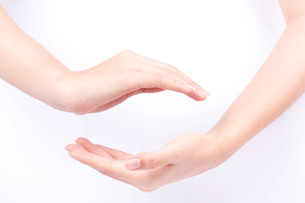 δάχτυλα χέρι σύμβολα απομονωμένη έννοια κόσμο και ψηφιακή τεχνολογία στα χέρια μας σε λευκό φόντο - Φωτογραφία, εικόνα