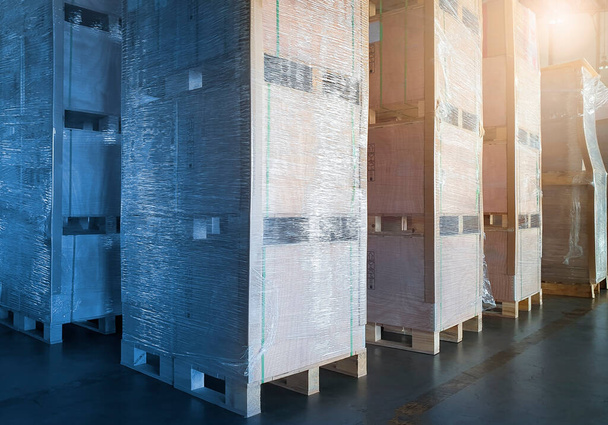 Paleta de cajas de madera de envío grande, interior de almacén de almacenamiento de carga de importación y exportación, logística de envío de almacén y transporte
 - Foto, imagen