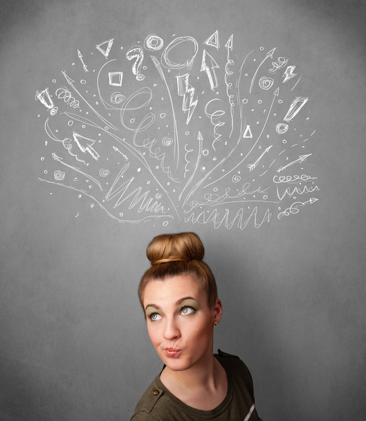jonge vrouw met getekende pijlen boven haar hoofd te denken - Foto, afbeelding