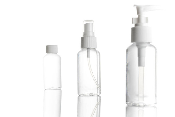 Spray pullo, tyhjä pumppu kirkas muovisäiliö kosmeettinen saippua ja mineraali shampoo. Antiseptinen geeli eristetty vedellä tyhjä korkki valkoisella pohjalla. Antibakteerinen puhdistusaine putki - Valokuva, kuva