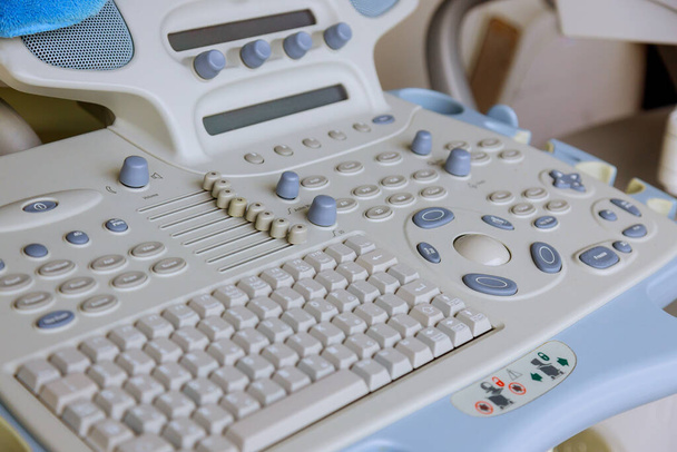 Lékařský ultrazvuk ve stroji s moderním zdravotnickým zařízením ve skladu připravovaným k prodeji - Fotografie, Obrázek