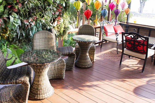 MUKDAHAN, THAÏLANDE - 2 OCTOBRE : Meubles de jardin design extérieur et décoration sur terrasse extérieure pour les voyageurs visite et repos détente à l'hôtel resort le 2 octobre 2019 à Mukdahan, Thaïlande
 - Photo, image