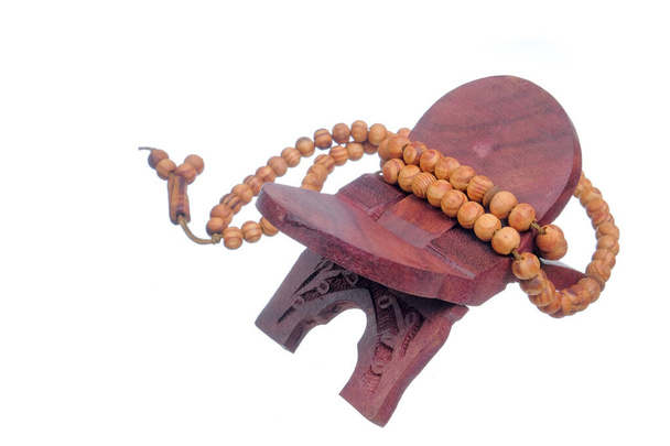 Tasbih ou perles de prière islamique sur le stand de livre en bois rehal ou Coran
. - Photo, image