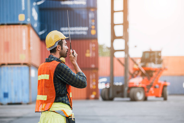 Foreman používající rádiové řízení nakládání kontejnerů v loděnici, pro logistiku a import exportní společnosti. podnikatelský logistický koncept. - Fotografie, Obrázek