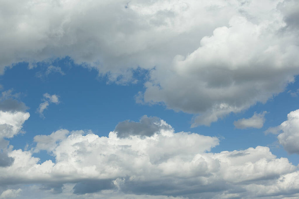 Kilátás a kék ég vastag fehér felhők. Sűrű felhő takaró. Nyári nap, természet. Finoman koncentrálj. Mesterséges zaj. Háttér. - Fotó, kép