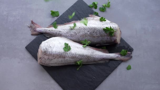 Balık yemeği yapmak için morina balığı Asya mutfağı deniz ürünleri balık pazarı - Video, Çekim
