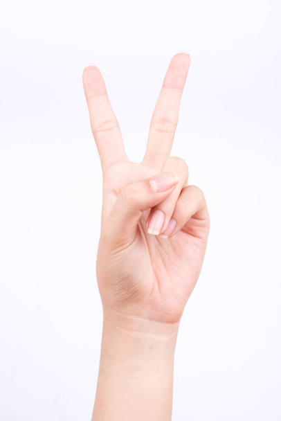 sormi käsi symbolit eristetty käsite kaksi pistettä opetus opetus ja voitto merkki valkoisella taustalla
 - Valokuva, kuva