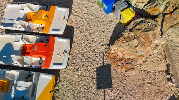 Pedalo de playa en la isla de Elba, vista aérea. - Foto, imagen