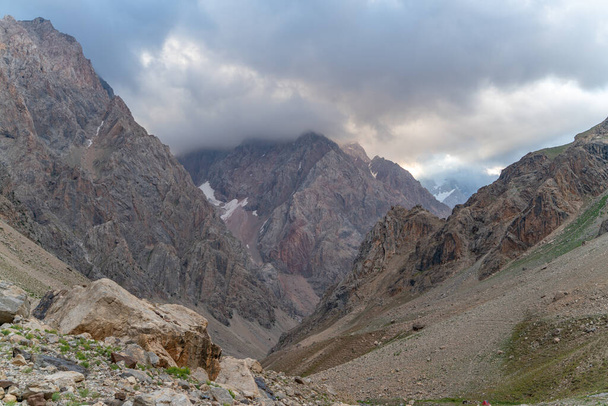 A gyönyörű kilátás nyílik a kék ég és a hó hegycsúcs közelében Zmeya csúcs Fann hegyek Tádzsikisztánban - Fotó, kép