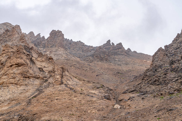 Прекрасный вид на голубое небо и снежную вершину горы рядом с вершиной Змея в горах Фанна в Таджикистане
 - Фото, изображение