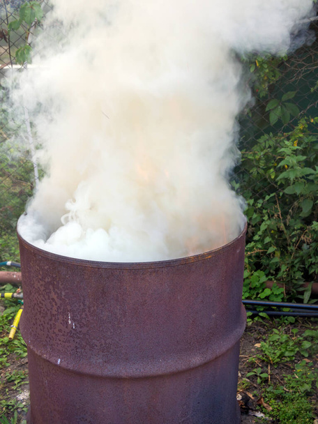 Старий ствол використовується як спалювач відходів
 - Фото, зображення