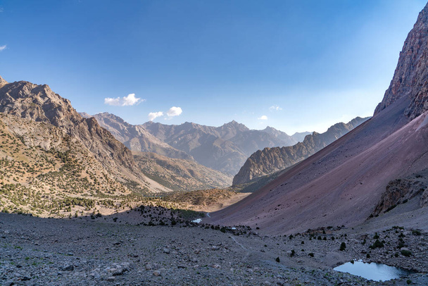 Die schöne Aussicht auf blauen Himmel und schneebedeckten Gipfel in der Nähe des Alaudin-Sees im Fann-Gebirge in Tadschikistan - Foto, Bild