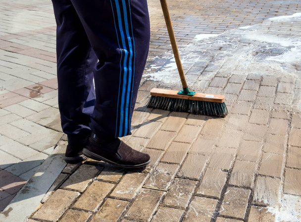Уборка улиц с помощью воды и швабры - Фото, изображение