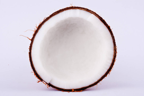 φρέσκια καρύδα μισή διαδρομή αποκοπής για το γάλα καρύδας σε λευκό φόντο φρούτα τρόφιμα απομονωμένα - Φωτογραφία, εικόνα