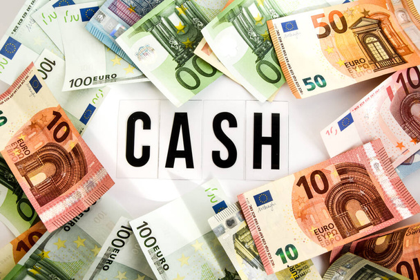 Ευρώ Money Frame με λέξη μετρητά μέσα σε λευκό φόντο, Τραπεζογραμμάτια ευρωπαϊκά μετρητά. Πτώση χρημάτων - Φωτογραφία, εικόνα
