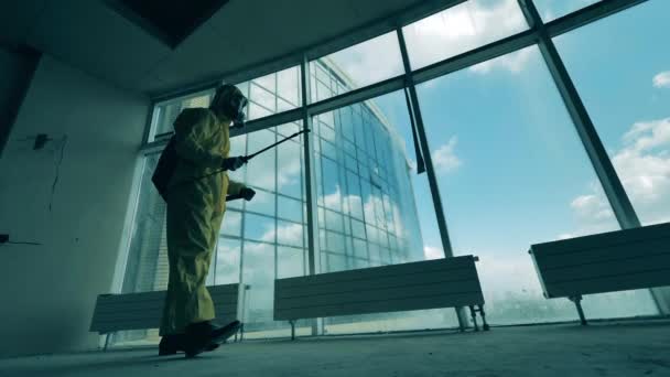 Une chambre dans un immeuble de grande hauteur se fait désinfecter chimiquement
 - Séquence, vidéo