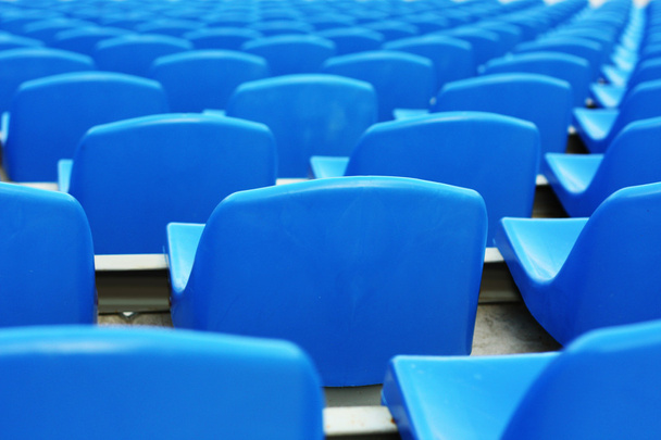 Sedili vuoti dello stadio di plastica blu
 - Foto, immagini