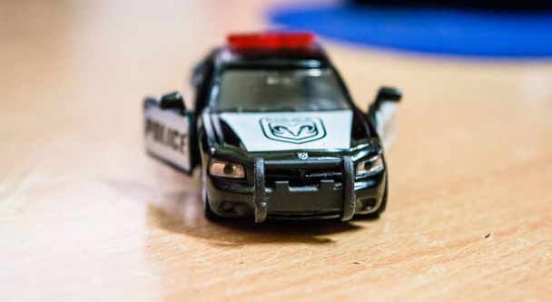 Mattel игрушечный автомобиль и грузовик, игрушечная модель автомобиля на деревянный стол в мягком фокусе
  - Фото, изображение