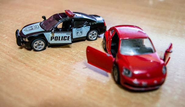 Mattel speelgoed auto en vrachtwagen, speelgoed model auto op een houten tafel in zachte focus  - Foto, afbeelding
