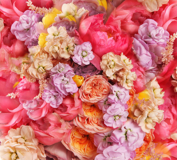 ramo de boda con peonía rosa y tulipanes amarillos
 - Foto, imagen