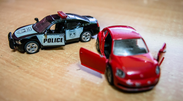 Mattel speelgoed auto en vrachtwagen, speelgoed model auto op een houten tafel in zachte focus  - Foto, afbeelding