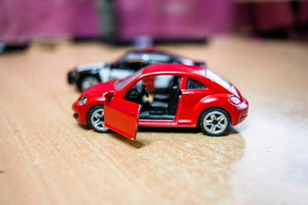 Mattel игрушечный автомобиль и грузовик, игрушечная модель автомобиля на деревянный стол в мягком фокусе
  - Фото, изображение