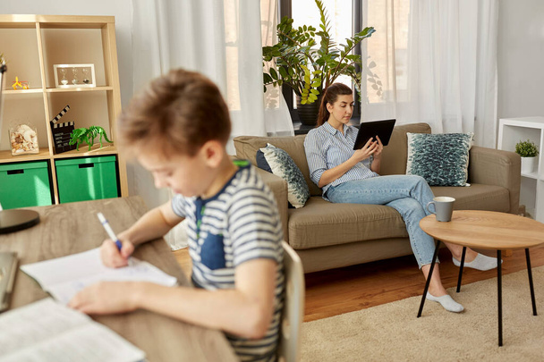 mother with tablet pc and son learning at home - Fotoğraf, Görsel