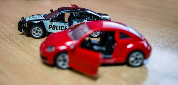 Mattel oyuncak araba ve kamyon, oyuncak model araba ahşap bir masa üzerinde yumuşak odaklı  - Fotoğraf, Görsel