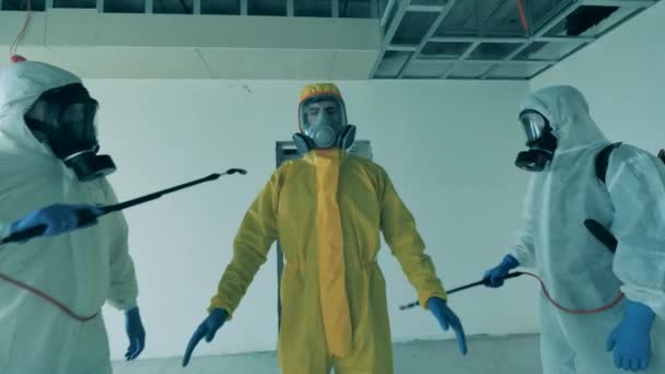 Trabalhador de saneamento está sendo desinfectado por seus colegas
 - Filmagem, Vídeo