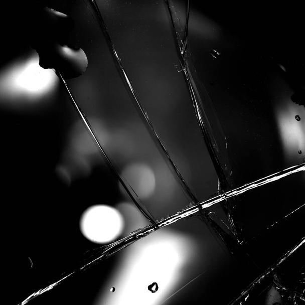 Fundo de vidro quebrado em preto. Fundo minimalista preto com rachaduras no vidro com gotas de água. Minimalismo preto abstrato
. - Foto, Imagem