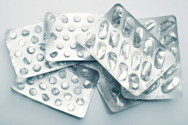 Envases de blister vacíos de medicamentos / píldoras con un envase parcialmente lleno. Envases de drogas vacíos
.   - Foto, Imagen