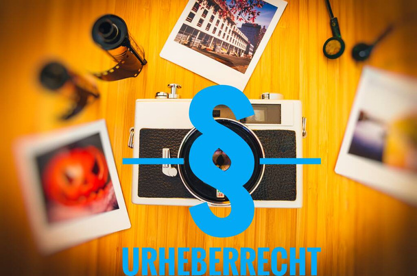 Kamera s nápisem v němčině Urheberrecht v anglickém přehledu autorských práv - Fotografie, Obrázek
