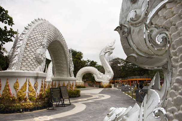 МУКДАХАН, ТАЙЛАНД - 12 НОЯБРЯ: 12 октября 2019 года в Мукдахане, Таиланд, в каньоне Каенг Кабао, на берегу реки Маэконг, большая белая статуя наки для тайцев, путешествующих с уважением и посещением.
 - Фото, изображение